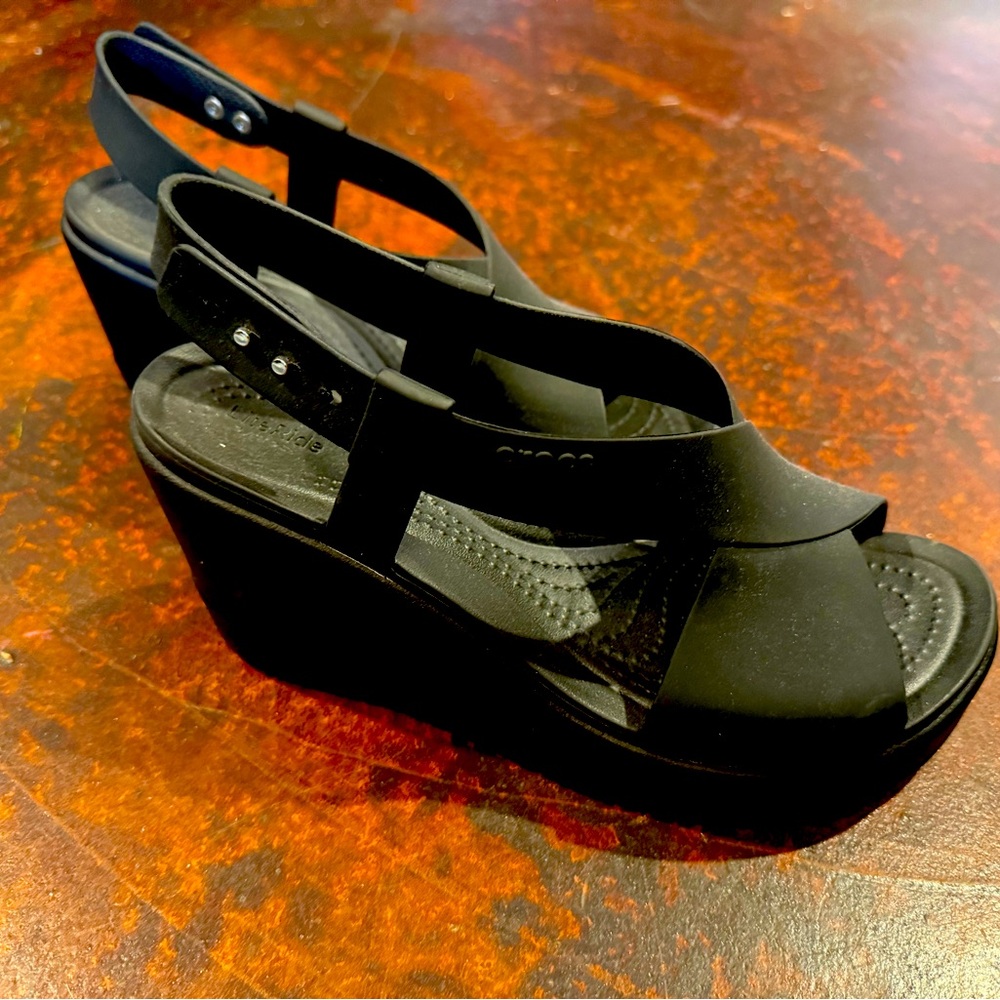 Croc Women's Black Wedges